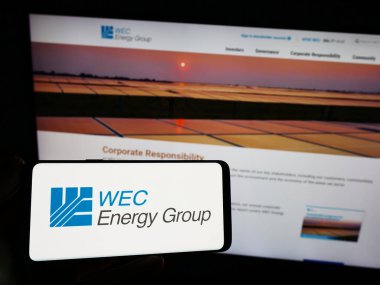 Stuttgart, Almanya - 08-12-2023: Amerikan hizmet şirketi WEC Energy Group Inc. 'nin logosunun bulunduğu cep telefonu web sayfası önünde ekranda. Telefon ekranına odaklan.