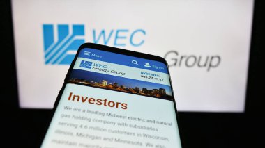 Stuttgart, Almanya - 08-12-2023: ABD 'li kamu hizmetleri şirketi WEC Energy Group Inc.' in web sayfası iş logosu önünde ekranda. Telefon ekranının sol üst kısmına odaklan.