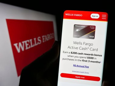 Stuttgart, Almanya - 08-12-2023: ABD 'li finans şirketi Wells Fargo Company' nin web sitesi olan cep telefonu logosu önünde ekranda. Telefon ekranının merkezine odaklan.