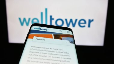 Stuttgart, Almanya - 08-12-2023: ABD 'li emlak şirketi Welltower Inc.' in web sitesi olan cep telefonu iş logosu önünde ekranda. Telefon ekranının sol üst kısmına odaklan.