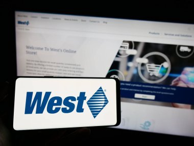 Stuttgart, Almanya - 08-12-2023: ABD 'li West Pharmaceutical Services Inc. şirketinin logosunun bulunduğu cep telefonu web sayfası önünde ekranda. Telefon ekranına odaklan.