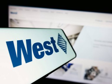 Stuttgart, Almanya - 08-12-2023: Web sitesinin önünde ekranda West Pharmaceutical Services Inc. 'in logosuna sahip akıllı telefon. Telefon ekranının merkez soluna odaklan.