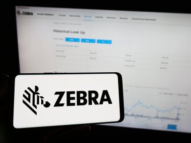 Stuttgart, Almanya - 08-13-2023: Amerikan Zebra Teknoloji Şirketi 'nin logosunun bulunduğu cep telefonu web sayfası önünde ekranda. Telefon ekranına odaklan.