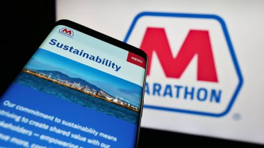 Stuttgart, Almanya - 08-13-2023: ABD 'li petrol şirketi Marathon Petroleum Corporation' ın web sayfası logo önünde ekranda. Telefon ekranının sol üst kısmına odaklan.