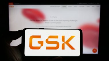 Stuttgart, Almanya - 08-13-2023: İngiliz ilaç şirketi GSK plc 'nin logosunun bulunduğu akıllı telefon web sitesinin önünde ekranda. Telefon ekranına odaklan.