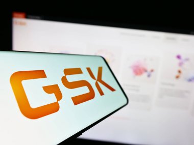 Stuttgart, Almanya - 08-13-2023: İngiliz ilaç şirketi GSK plc 'nin logosunun yer aldığı cep telefonu işletme web sitesinin önünde ekranda. Telefon ekranının merkez soluna odaklan.