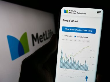 Stuttgart, Almanya - 08-13-2023: ABD 'li sigorta şirketi MetLife Inc.' in web sitesi ile akıllı telefon sahibi kişi logonun önünde ekranda. Telefon ekranının merkezine odaklan.