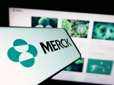 Stuttgart, Almanya - 08-13-2023: İnternet sitesinin önünde ekranda Merck Co. Inc. 'nin logosuna sahip akıllı telefon. Telefon ekranının merkez soluna odaklan.