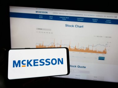Stuttgart, Almanya - 08-13-2023: ABD 'li ilaç şirketi McKesson Corporation' ın logosunun bulunduğu cep telefonu web sayfası önünde ekranda. Telefon ekranına odaklan.