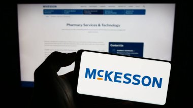 Stuttgart, Almanya - 08-13-2023: ABD 'li ilaç şirketi McKesson Corporation' ın logosunun bulunduğu cep telefonu web sayfası önünde ekranda. Telefon ekranına odaklan.