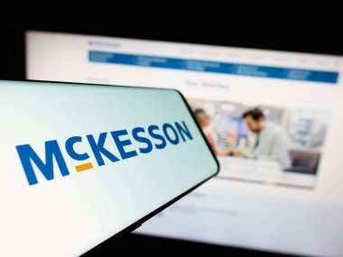 Stuttgart, Almanya - 08-13-2023: ABD 'li ilaç şirketi McKesson Corporation' ın logosunun yer aldığı cep telefonu web sitesinin önünde ekranda. Telefon ekranının merkez soluna odaklan.