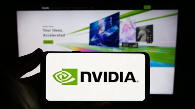Stuttgart, Almanya - 08-13-2023: ABD 'li teknoloji şirketi Nvidia Corporation' ın logosunu elinde tutan kişi web sitesinin önünde ekranda. Telefon ekranına odaklan.