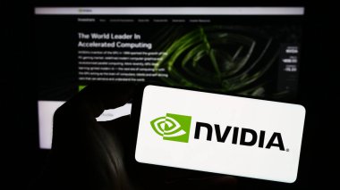 Stuttgart, Almanya - 08-13-2023: Amerikan teknoloji şirketi Nvidia Corporation 'ın logosunun bulunduğu cep telefonu web sayfasının önünde ekranda. Telefon ekranına odaklan.