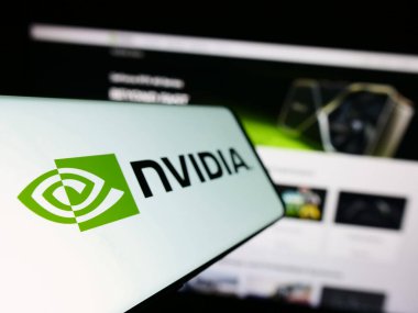 Stuttgart, Almanya - 08-13-2023: Amerikan teknoloji şirketi Nvidia Corporation 'ın logosuna sahip akıllı telefon iş sitesinin önünde ekranda. Telefon ekranının soluna odaklan.