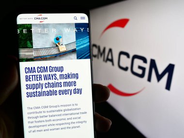 Stuttgart, Almanya - 08-13-2023: Fransız lojistik şirketi CMA CGM SA 'nın web sitesi olan kişi logo önünde ekranda. Telefon ekranının merkezine odaklan.