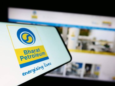 Stuttgart, Almanya - 08-13-2023: Bharat Petroleum Corporation Limited (BPCL) logosuna sahip cep telefonu iş sitesinin önünde ekranda. Telefon ekranının soluna odaklan.