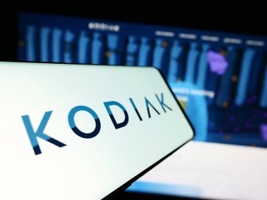 Stuttgart, Almanya - 08-14-2023: Sitenin önünde ekranda Amerikan biyoteknoloji şirketi Kodiak Sciences Inc. 'in logosuna sahip akıllı telefon. Telefon ekranının merkez soluna odaklan.