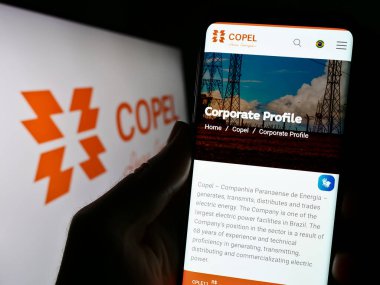Stuttgart, Almanya - 08-14-2023: Şirket Companhia Paranaense de Energia 'nın (Copel) web sayfası olan cep telefonu sahibi kişi logo ile ekranda. Telefon ekranının merkezine odaklan.
