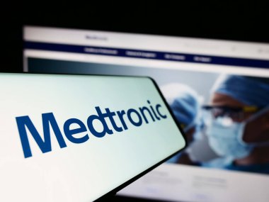 Stuttgart, Almanya - 08-14-2023: Tıbbi teknoloji şirketi Medtronic plc logosu olan cep telefonu iş dünyasının web sitesinin önünde ekranda. Telefon ekranının merkez soluna odaklan.