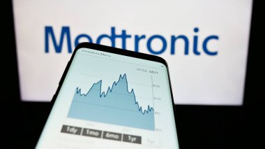 Stuttgart, Almanya - 08-14-2023: Tıbbi teknoloji şirketi Medtronic plc 'in web sitesi olan akıllı telefon iş logosu önünde ekranda. Telefon ekranının sol üst kısmına odaklan.