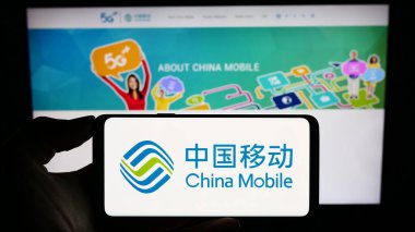 Stuttgart, Almanya - 08-14-2023: Telekomünikasyon şirketi China Mobile Limited 'in logosuna sahip cep telefonu web sayfası önünde ekranda. Telefon ekranına odaklan.
