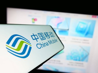 Stuttgart, Almanya - 08-14-2023: Telekomünikasyon şirketi China Mobile Limited 'in logosuna sahip cep telefonu web sitesinin önünde ekranda. Telefon ekranının merkez soluna odaklan.