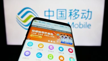 Stuttgart, Almanya - 08-14-2023: Telekomünikasyon şirketi China Mobile Limited 'in web sitesine sahip akıllı telefon logonun önünde ekranda. Telefon ekranının sol üst kısmına odaklan.