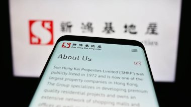 Stuttgart, Almanya - 08-14-2023: Sun Hung Kai Properties Limited (SHKP) şirketinin web sayfası logonun önünde ekranda. Telefon ekranının sol üst kısmına odaklan.