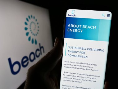 Stuttgart, Almanya - 08-14-2023: Avustralyalı petrol şirketi Beach Energy Limited 'in web sayfası olan cep telefonu logosu önünde ekranda. Telefon ekranının merkezine odaklan.