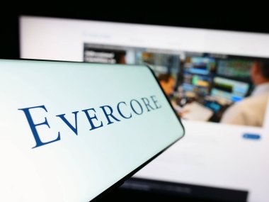 Stuttgart, Almanya - 08-14-2023: Web sitesinin önünde ekranda Amerikan yatırım bankası Evercore Inc. 'in logosu olan cep telefonu. Telefon ekranının merkez soluna odaklan.