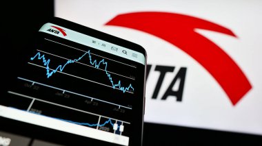 Stuttgart, Almanya - 08-15-2023: Çinli şirket Anta Sports Products Limited 'in web sayfalı akıllı telefon iş logosu önünde ekranda. Telefon ekranının sol üst kısmına odaklan.
