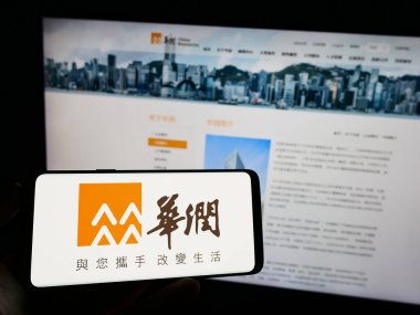 Stuttgart, Almanya - 08-15-2023: Çin Kaynakları Holding Şirketi 'nin (CRC) logosunun bulunduğu cep telefonu web sayfası önünde ekranda. Telefon ekranına odaklan.