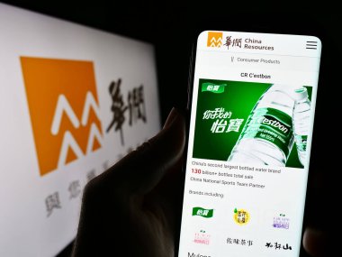 Stuttgart, Almanya - 08-15-2023: Çin Kaynakları Holding Şirketi 'nin (CRC) web sitesi ile akıllı telefon sahibi kişi logolu ekranda. Telefon ekranının merkezine odaklan.