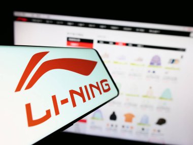 Stuttgart, Almanya - 08-15-2023: Çinli şirket Li-Ning Limited 'in logosuna sahip akıllı telefon iş sitesinin önünde ekranda. Telefon ekranının merkez sağına odaklan.