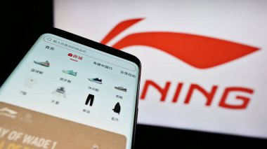 Stuttgart, Almanya - 08-15-2023: Çinli şirket Li-Ning Limited 'in web sayfası iş logosu önünde ekranda. Telefon ekranının sol üst kısmına odaklan.