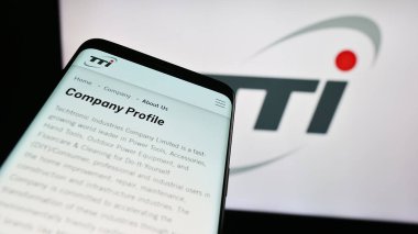 Stuttgart, Almanya - 08-15-2023: İş logosu önünde Techtronic Industries Limited (TTI) web sitesi bulunan cep telefonu. Telefon ekranının sol üst kısmına odaklan.