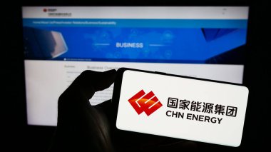 Stuttgart, Almanya - 08-16-2023: Çin Enerji Yatırım Şirketi 'nin logosunun bulunduğu cep telefonu web sayfası önünde ekranda. Telefon ekranına odaklan.