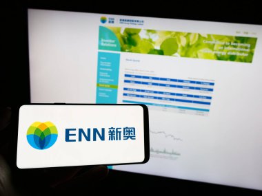 Stuttgart, Almanya - 08-16-2023: Çinli şirket ENN Energy Holding Limited 'in logosunun bulunduğu cep telefonu web sayfası önünde ekranda. Telefon ekranına odaklan.