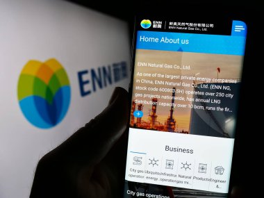 Stuttgart, Almanya - 08-16-2023: Çinli şirket ENN Energy Holding Limited 'in web sayfası ile akıllı telefon sahibi kişi logo ile ekranda görülüyor. Telefon ekranının merkezine odaklan.