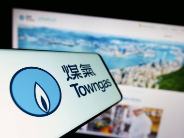 Stuttgart, Almanya - 08-16-2023: İnternet sitesinin önünde ekranda The Hong Kong and China Gas Co. Ltd. (Towngas) logosu olan akıllı telefon. Telefon ekranının merkez soluna odaklan.