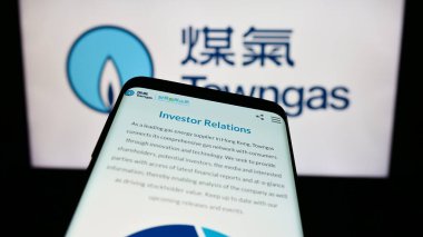 Stuttgart, Almanya - 08-16-2023: Logonun önünde ekranda The Hong Kong and China Gas Co. Ltd. (Towngas) web sitesi bulunan cep telefonu. Telefon ekranının sol üst kısmına odaklan.