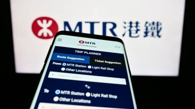 Stuttgart, Almanya - 08-16-2023: Çinli demiryolu şirketi MTR Corporation Limited 'in web siteli akıllı telefon iş logosu önünde ekranda. Telefon ekranının sol üst kısmına odaklan.