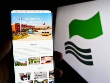 Stuttgart, Almanya - 08-17-2023: Shenzhou International Group Holding Limited adlı bir web sitesi bulunan cep telefonu sahibi. Telefon ekranının merkezine odaklan.