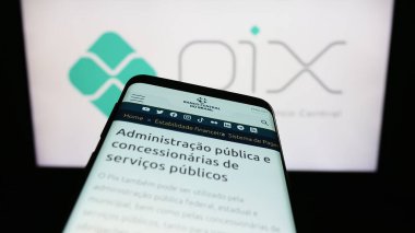 Stuttgart, Almanya - 08-17-2023: İş logosu önündeki ekranda Brezilya 'nın ani ödeme platformunun web sayfası bulunan cep telefonu. Telefon ekranının sol üst kısmına odaklan.