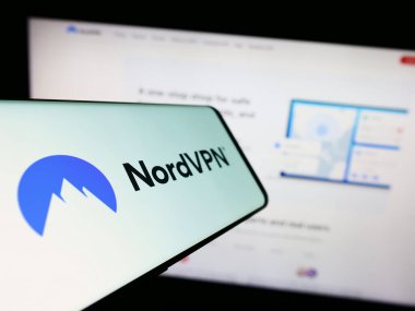 Stuttgart, Almanya - 08-17-2023: VPN servisi NordVPN (Nordsec Ltd.) logosu olan akıllı telefon iş sitesinin önünde ekranda. Telefon ekranının merkez soluna odaklan.