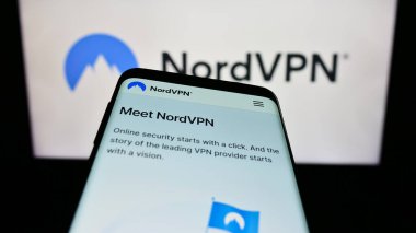 Stuttgart, Almanya - 08-17-2023: İş logosu önünde VPN servisi NordVPN (Nordsec Ltd.) web sitesi bulunan cep telefonu. Telefon ekranının sol üst kısmına odaklan.