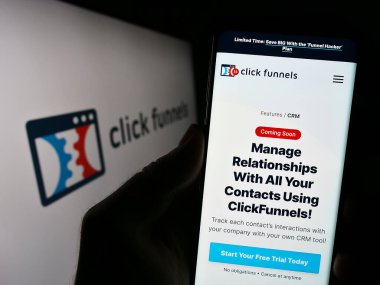 Stuttgart, Almanya - 08-17-2023: Yazılım şirketi ClickFunnels 'in (Etison LLC) web sayfası olan cep telefonu logonun önünde ekranda. Telefon ekranının merkezine odaklan.
