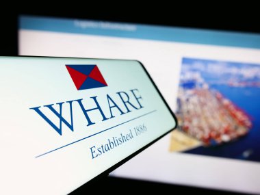 Stuttgart, Almanya - 08-17-2023: Çinli şirket The Wharf Holding Limited 'in logosunun bulunduğu cep telefonu web sitesinin önünde ekranda. Telefon ekranının merkez soluna odaklan.