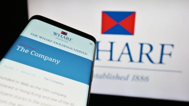 Stuttgart, Almanya - 08-17-2023: Çinli şirket The Wharf Holdings Limited 'in web sitesi ile birlikte ticari logo önünde ekranda. Telefon ekranının sol üst kısmına odaklan.