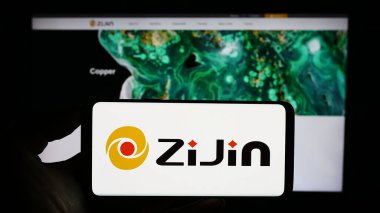 Stuttgart, Almanya - 08-17-2023: Çinli şirket Zijin Mining Group Co. 'nun logosunun bulunduğu cep telefonu web sayfası önünde sınırlı. Telefon ekranına odaklan.